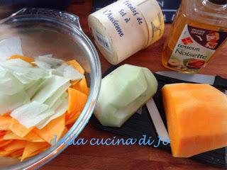 Petali di zucca violina e cavolo rapa in insalata