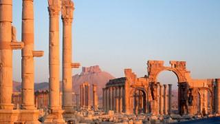 Le rovine di Tadmor (Palmira), che in aramaico significa Palma. Era conosciuta anche come La sposa del deserto, dove Oriente e Occidente si incontravano sulla Via della Seta.