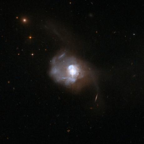 Due buchi neri supermassicci scoperti al centro del quasar più vicino alla Terra