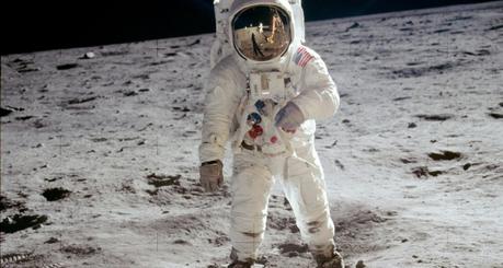 Padre va sulla Luna in VR e si commuove