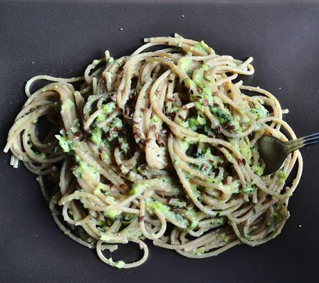 Spaghetti integrali con pesto cremoso di zucchine