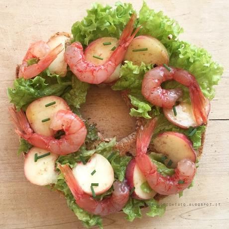 Friselle con pesche e gamberi
