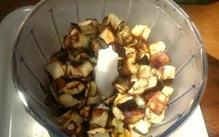 Crema di melanzane e noci per crostini o per condire la pasta