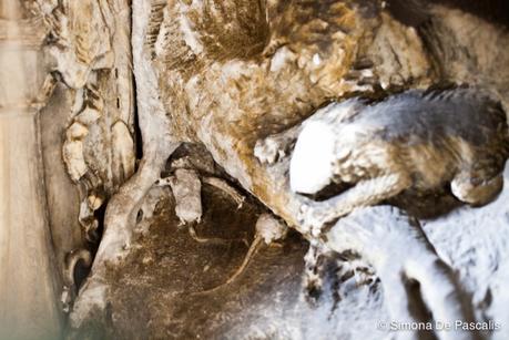 I topini che danno il nome alla tomba si nascondono sotto le radici di un albero. Foto scattata prima della seconda fase del restauro.