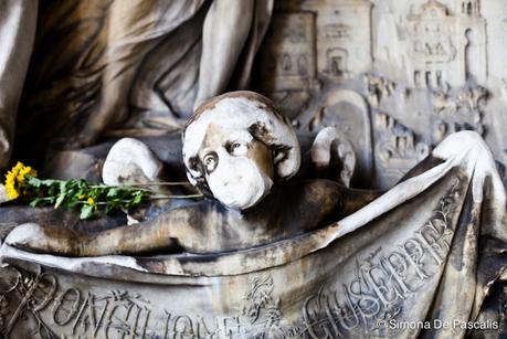 Particolare della parte inferiore del monumento. Foto scattata prima della seconda fase del restauro.