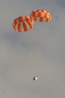 La capsula Orion atterra sul deserto dell’Arizona, simulando l’avaria a uno dei tre paracadute. Crediti: NASA.