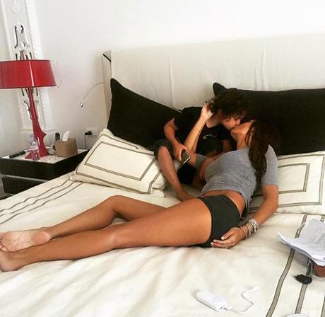 elisabetta_gregoraci_coccole_sul_lettone