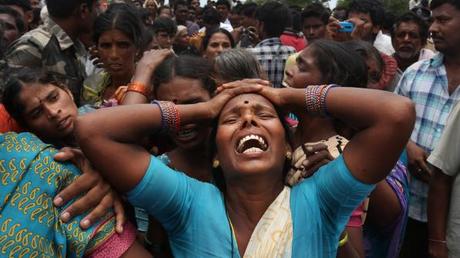 La disperazione di una donna ad una manifestazione contro gli stupri in India