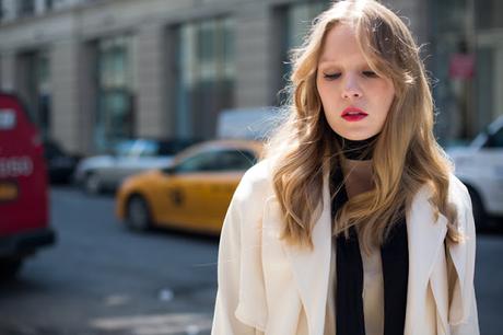 Nuovi trend: sciarpetta sottile che non sappiamo a cosa possa servire