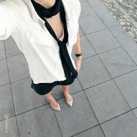 Nuovi trend: sciarpetta sottile che non sappiamo a cosa possa servire