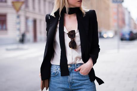 Nuovi trend: sciarpetta sottile che non sappiamo a cosa possa servire