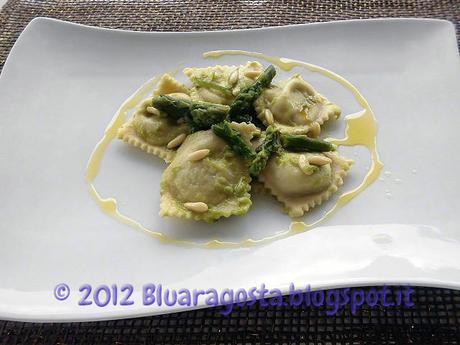 ravioli agli asparagi e seirass con pinoli