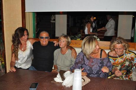 Tony Renis con gli amici in Capannina