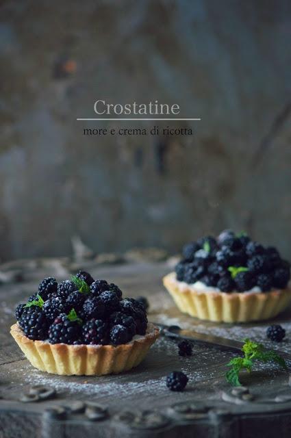 Crostatine con crema di ricotta e more