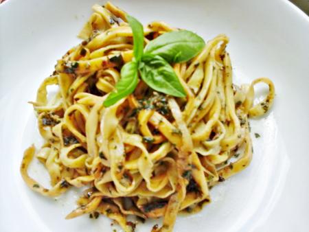 tagliatelle di kamut con pesto di basilico e tartufo