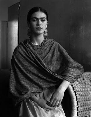 Ti meriti un amore che ti voglia spettinata - Frida Kahlo