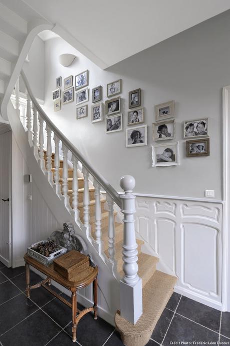 Rampe d'escalier blanc avec photos