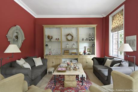 Maison salon rouge et beige