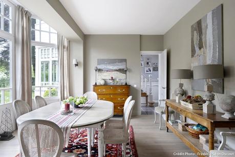 Salle à manger grise et blanche