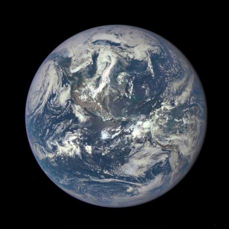 La Terra vista dal satellite della NASA Deep Space Climate Observatory nel luglio 2015. Crediti: NASA