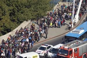 I rifugiati da Budapest verso Vienna anche a piedi (Foto © Copyright ANSA/EPA)