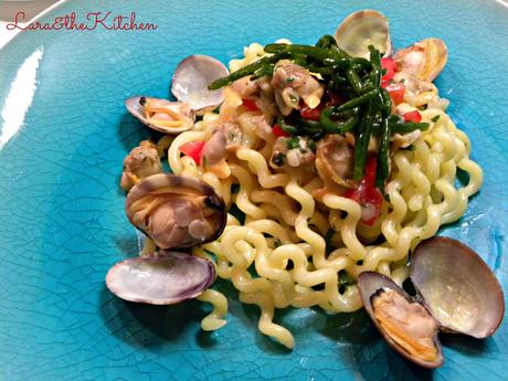 FUSILLI BUCATI CORTI, VONGOLE E COLATURA D'ALICI