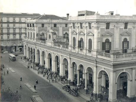 Come è cambiata nei secoli la stazione centrale di Napoli?