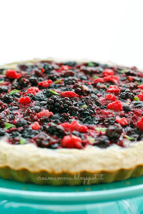 Crostata semintegrale con frangipane e frutti di bosco