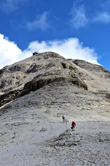 via ferrata verso il piz boè sul monte sella