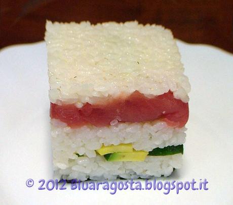 01-sushi cake in fase di preparazione