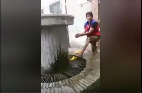 immigrato si lava i piedi