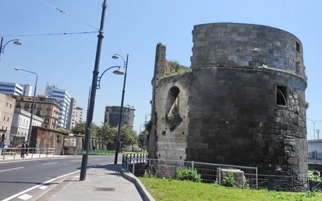 Il segreto delle Torri Aragonesi di via Marina | Scoprire Napoli