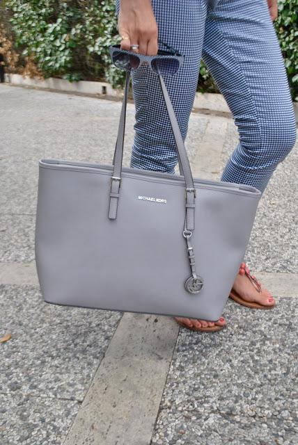 borsa michael kors come abbinare la borsa shopper michael kors abbinamenti borsa grigia come abbinare la borsa grigia sandali pollini sandali gioiello pollini occhiali da sole italia independent grey bag how to wear grey bag how to combine grey bag come abbinare la borsa grigia abbinamenti borsa grigia pollini sandals michael kors bag