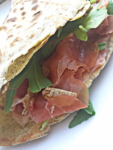 piadina al farro ecanapa con prosciutto crudo di Parma