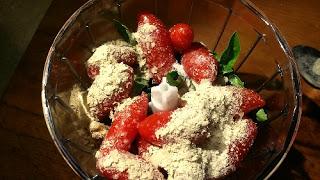 Pennette integrali al pesto rosso con noci senza formaggio