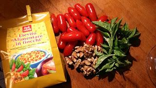 Pennette integrali al pesto rosso con noci senza formaggio