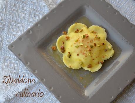 Ravioli al tuorlo fondente con burro e pistacchi