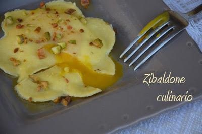 Ravioli al tuorlo fondente con burro e pistacchi