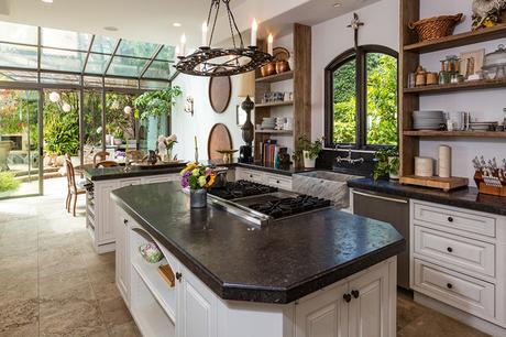 E' in vendita la casa di O.C. (per chi ha voglia di shopping low cost)