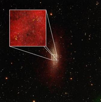 Nel box in alto a sinistra l’immagine ottica della galassia WLM osservata con il telescopio da 4 metri Blanco. L’idrogeno è visibile nell’immagine in rosso e sovrapposto, di colore giallo, le zone di maggiore concentrazione di monossido di carbonio viste da ALMA. Crediti: B. Saxton (NRAO/AUI/NSF); M. Rubio et al., Universidad de Chile, ALMA (NRAO/ESO/NAOJ); D. Hunter and A. Schruba, VLA (NRAO/AUI/NSF); P. Massey/Lowell Observatory and K. Olsen (NOAO/AURA/NSF)