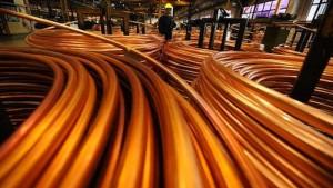 Glencore taglia la produzione e i prezzi del rame volano