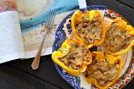 Peperoni ripieni vegetariani per una voglia d'estate ancora nell'aria