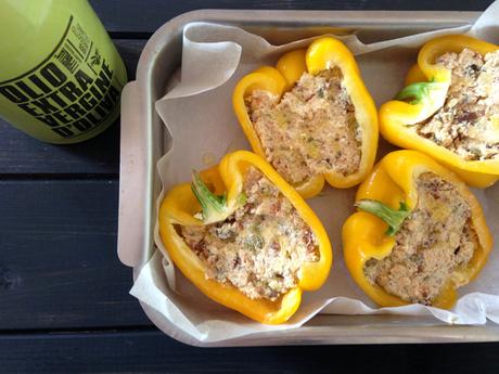Peperoni ripieni vegetariani per una voglia d'estate ancora nell'aria