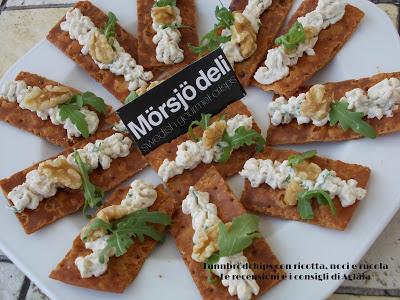 Tunnbrödchips con ricotta, noci e rucola