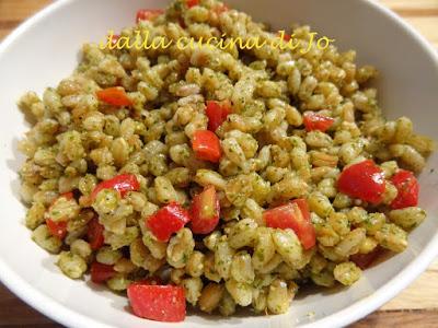 Insalata di farro con pesto di rucola