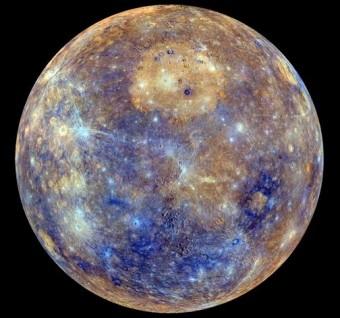 Uno scorcio della mappa completa di Mercurio ottenuta con le immagini riprese dalla Wide Angle Camera (WAC) di MESSENGER. I colori sono relazionati alle variazioni di riflettanza spettrale attorno al pianeta, un valore indicativo della composizione superficiale. Crediti: NASA/Johns Hopkins University Applied Physics Laboratory/Carnegie Institution of Washington