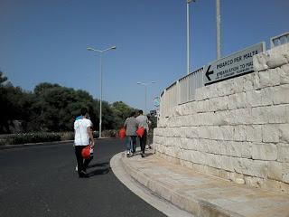 POZZALLO (rg). Il primo approdo dei migranti dove due anime si confrontano. Chi accoglie e chi chiede di arginare il fenomeno.