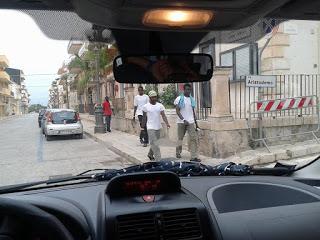 POZZALLO (rg). Il primo approdo dei migranti dove due anime si confrontano. Chi accoglie e chi chiede di arginare il fenomeno.