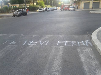 Roma, strisce pedonali disegnate a mano dai cittadini!