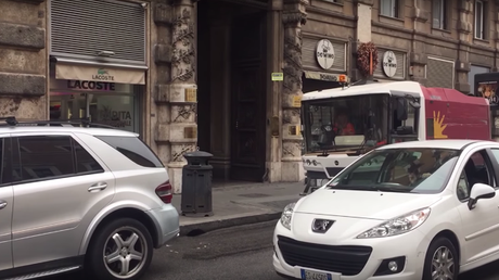 Spazzatrice Ama bloccata del suv in sosta abusiva. Domandiamoci perché questa città è così sporca